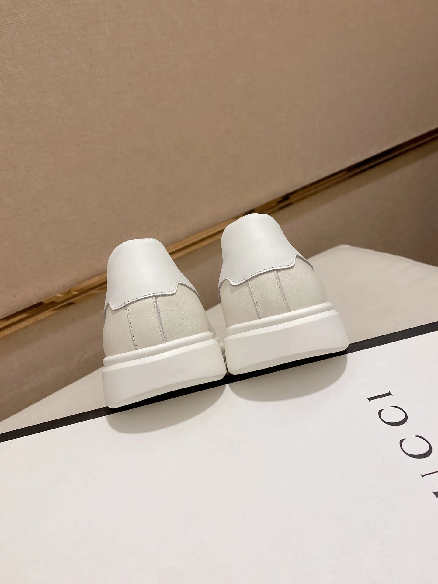 Men's clothing and shoes💰:440💰 (GUCCI) The latest model from the official website🎁🎁Casual and fashionable men's shoes👟, hot style💥The version is simple and elegant, exclusive for trendy men. Unique latest brand elements from the official website👑Original Gucci decoration, fashionable and generous, the fabric is original cowhide ✅Sheepskin lining, the official website specifies wear-resistant casual outsole, the classic model is taken in kind at the counter🎬38-44 (45 is custom-made and cannot be returned or exchanged)